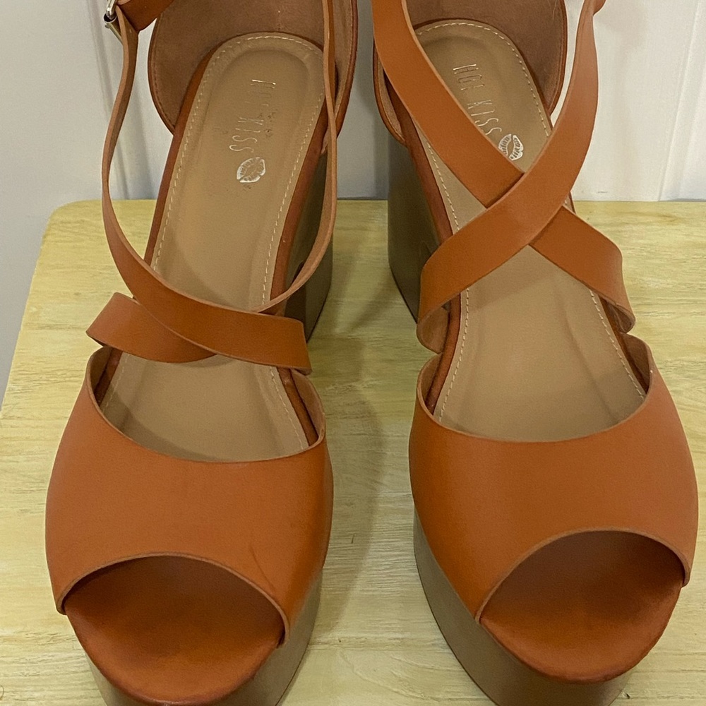NWOT 4 INCH CHUNKY HEEL TAN PLATFORM SHOES